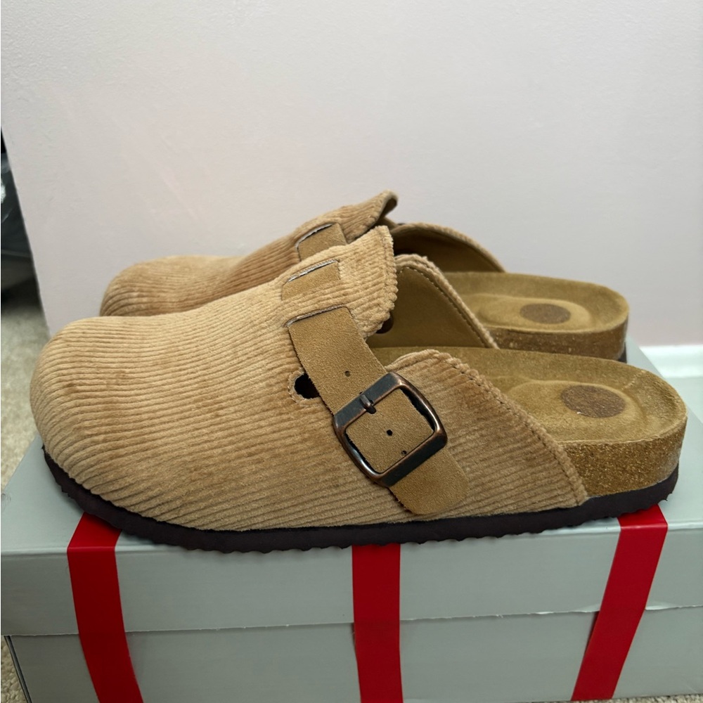 CUSHIONAIRE CLOGS